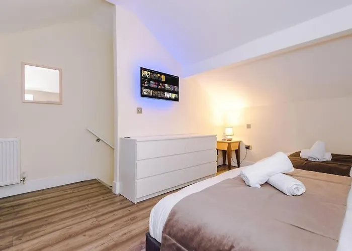 Spacious 4 Bedroom Modern House Near Centre Sleeps 12 펜션 *