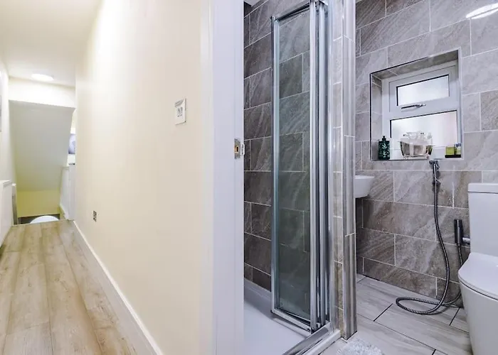 펜션 Spacious 4 Bedroom Modern House Near Centre Sleeps 12 *