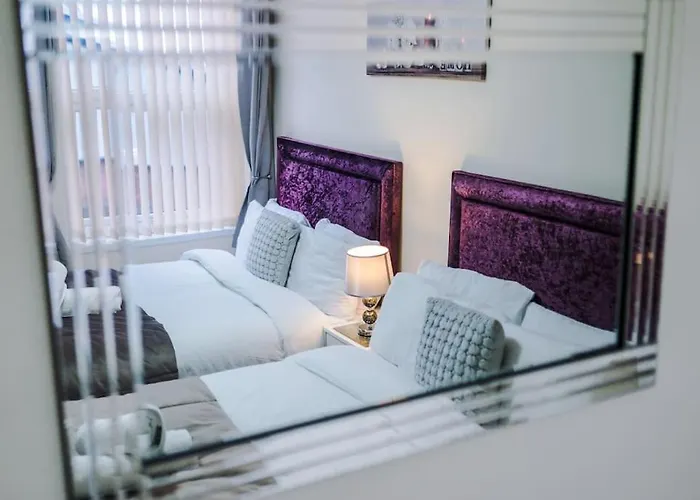 펜션 Spacious 4 Bedroom Modern House Near Centre Sleeps 12 *