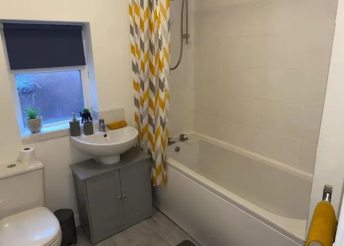 Whole House - Fast Wifi & Free Parking - Contractor Friendly By Irwell Lägenhet Manchester