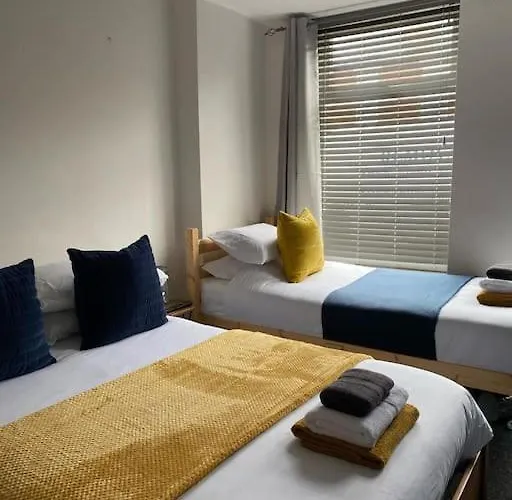 Whole House - Fast Wifi & Free Parking - Contractor Friendly By Irwell Lägenhet *