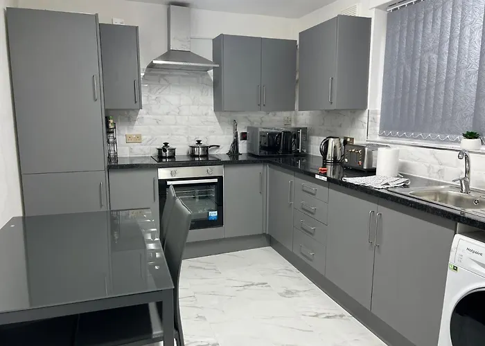 Beautiful And Homely 3 Bed House With Free Parking So Close To Man And Centre