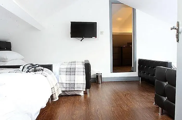 Lewis In The Heart Of The Northern Quarter Sleeps Up To 12 Apartment *