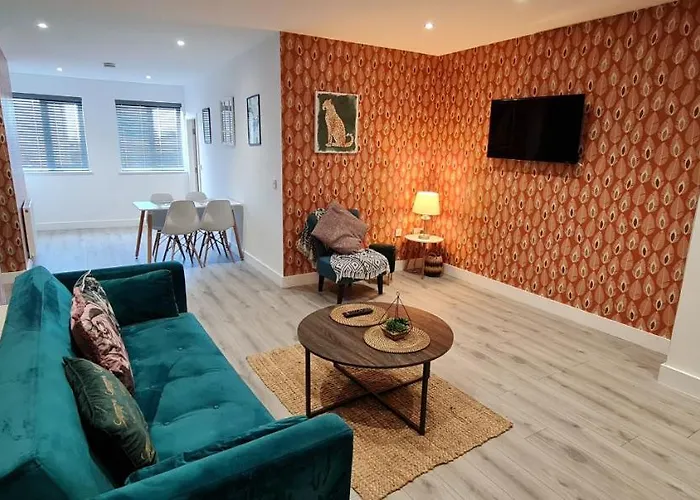 Apartament The Ecclesian - Upscale Near Trafford Centre & Eccles Train Station *