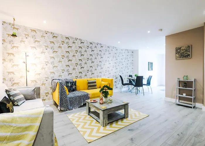 The Ecclesian - Upscale Near Trafford Centre & Eccles Train Station *