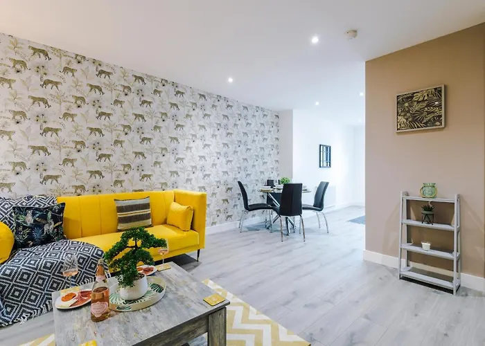 The Ecclesian - Upscale Near Trafford Centre & Eccles Train Station Manchester