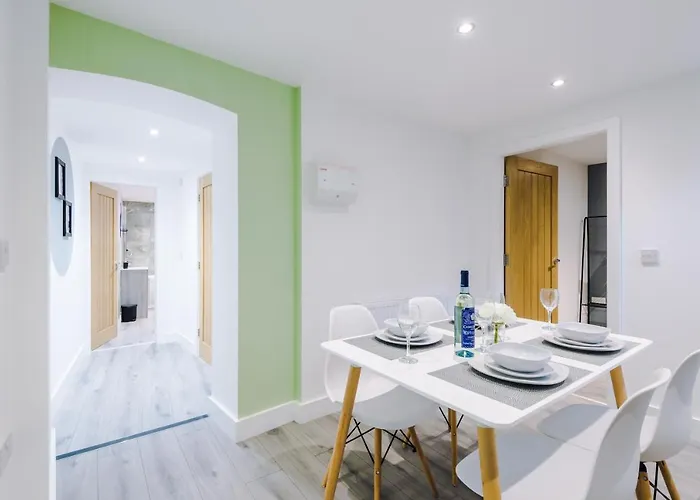 The Ecclesian - Upscale Near Trafford Centre & Eccles Train Station Manchester