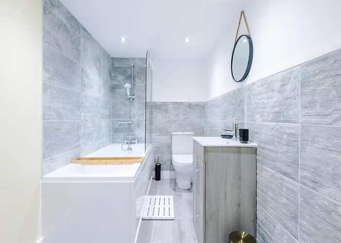 The Ecclesian - Upscale Near Trafford Centre & Eccles Train Station Apartament