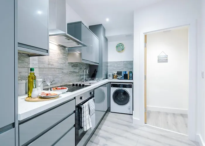 The Ecclesian - Upscale Near Trafford Centre & Eccles Train Station Manchester