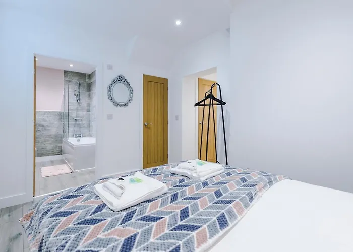 The Ecclesian - Upscale Near Trafford Centre & Eccles Train Station Apartament *