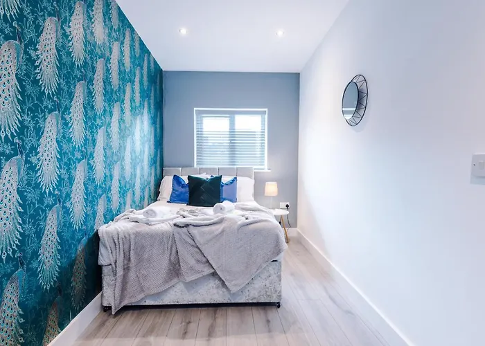 The Ecclesian - Upscale Near Trafford Centre & Eccles Train Station *