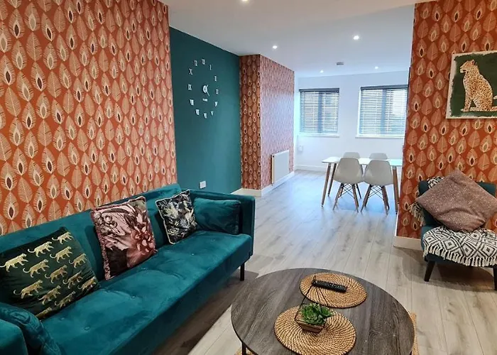 The Ecclesian - Upscale Near Trafford Centre & Eccles Train Station Apartament *