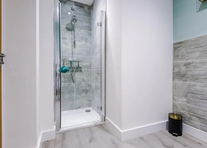 The Ecclesian - Upscale Near Trafford Centre & Eccles Train Station Manchester