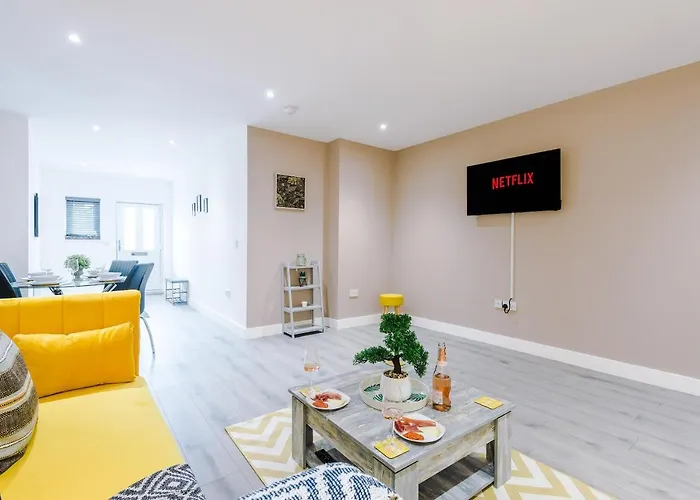 The Ecclesian - Upscale Near Trafford Centre & Eccles Train Station Apartament