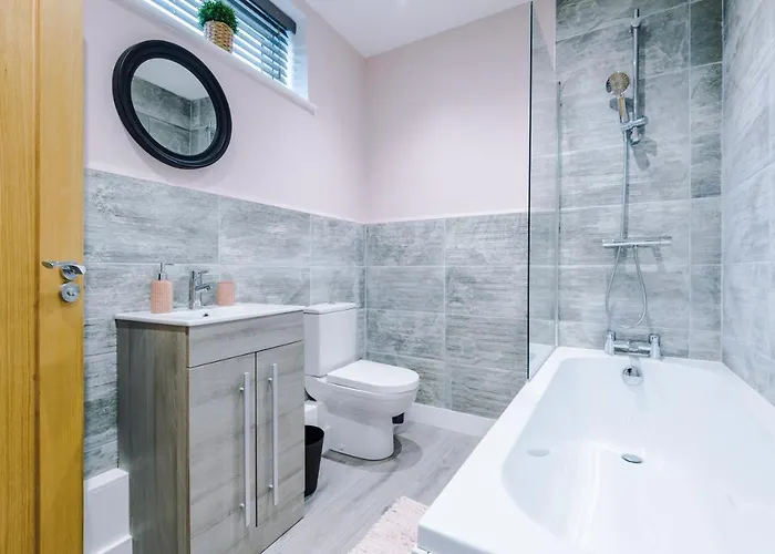 The Ecclesian - Upscale Near Trafford Centre & Eccles Train Station * Manchester