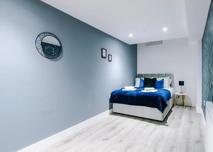 The Ecclesian - Upscale Near Trafford Centre & Eccles Train Station Manchester