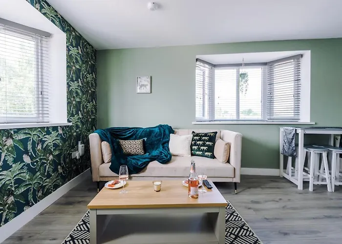 The Ecclesian - Upscale Near Trafford Centre & Eccles Train Station