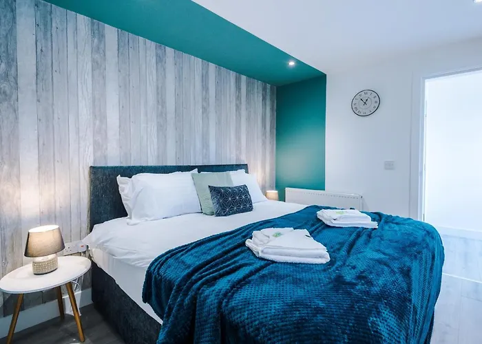 The Ecclesian - Upscale Near Trafford Centre & Eccles Train Station Apartament
