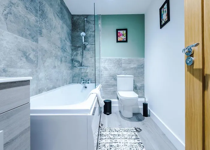 The Ecclesian - Upscale Near Trafford Centre & Eccles Train Station *