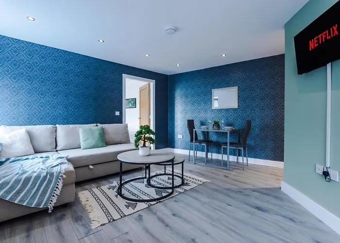 The Ecclesian - Upscale Near Trafford Centre & Eccles Train Station *