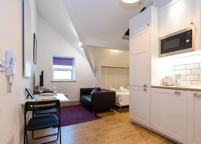 Pillo Serviced - Salford Apartament