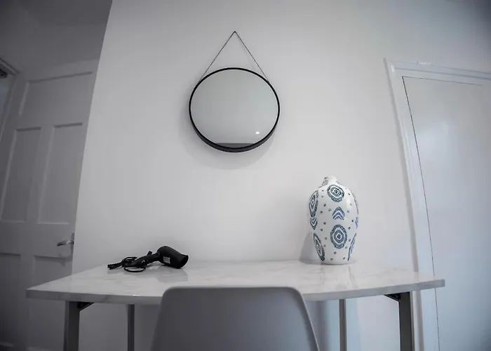 Isinmi - Close To Mcr *