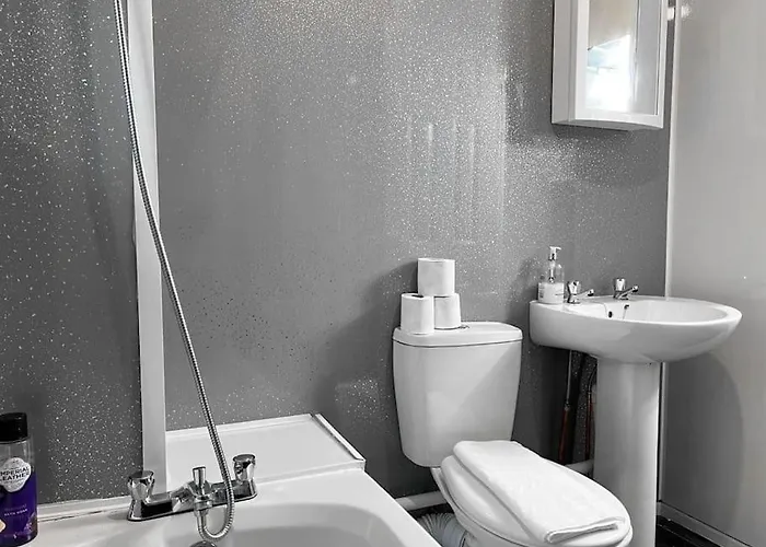 Adorable 2 Bed House Ideal For Family Of Four *