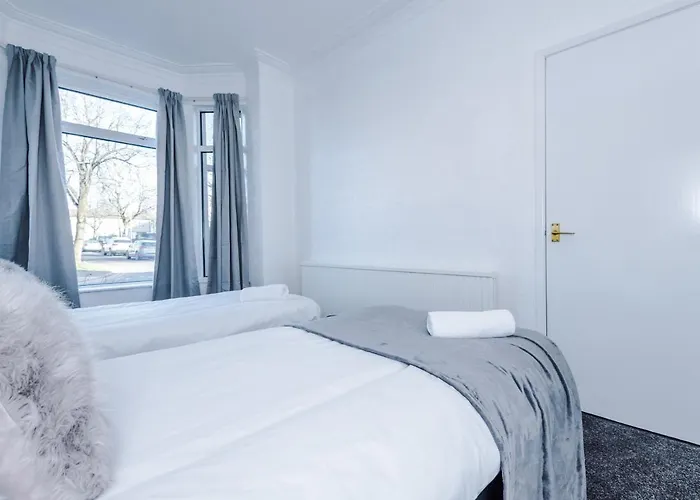 Spacious 4 Bed With Parking 펜션