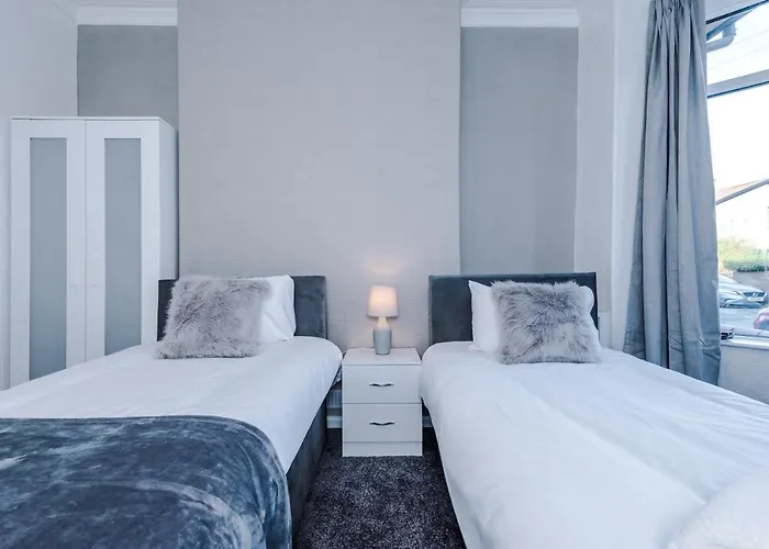 Spacious 4 Bed With Parking Manchester