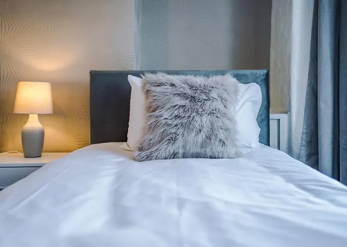 Spacious 4 Bed With Parking 펜션 *