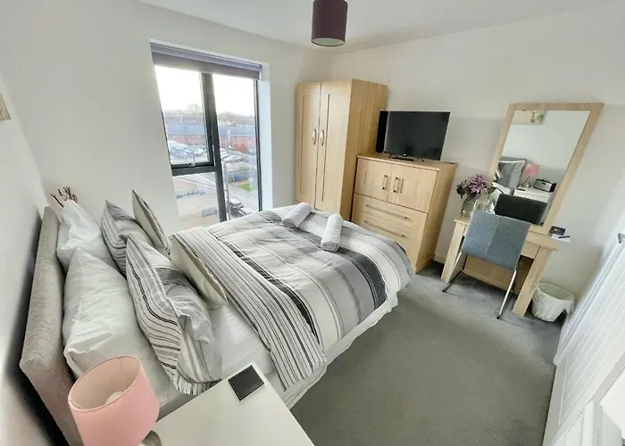 Escape - Private & Bathroom Near Etihad And Coop Arena - Free Secure Parking ホームステイ *