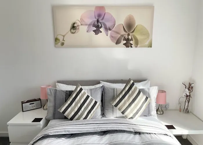 Escape - Private & Bathroom Near Etihad And Coop Arena - Free Secure Parking