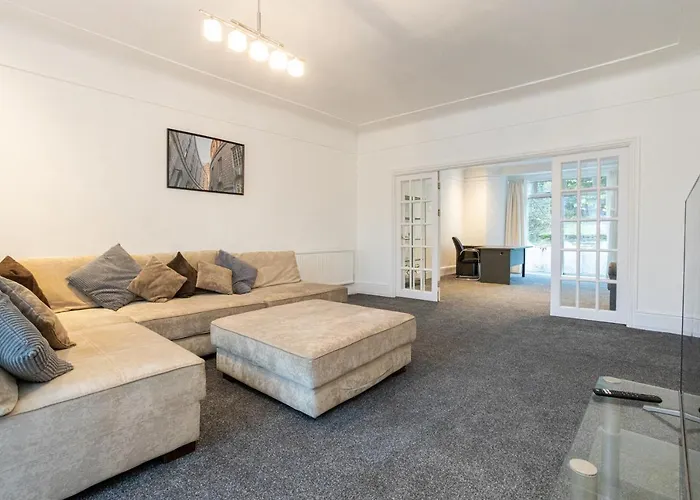 Semesterbostad Pillo - Spacious 4 Bedroom Detached House Close To Heaton Park *