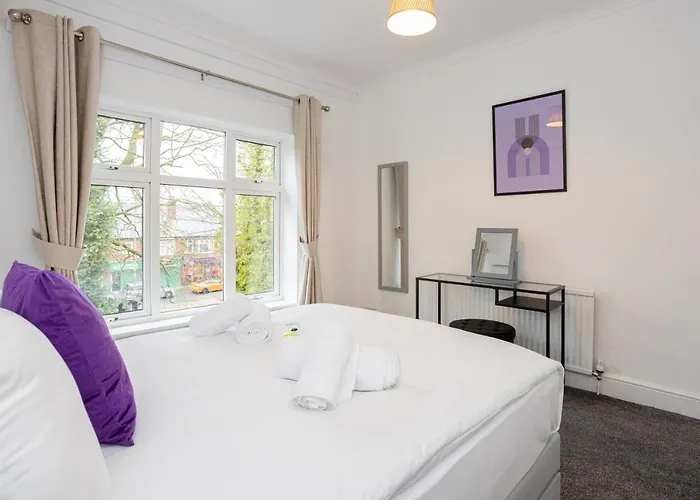 Pillo - Spacious 4 Bedroom Detached House Close To Heaton Park *