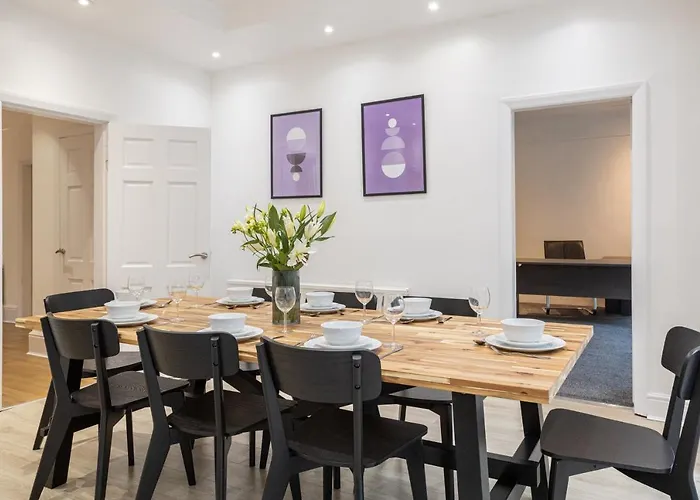 Pillo - Spacious 4 Bedroom Detached House Close To Heaton Park * Manchester