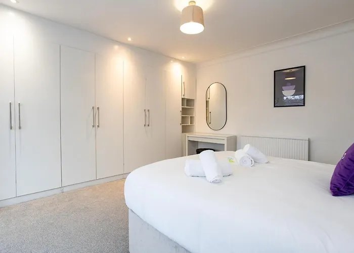 Tatil Evi Pillo - Spacious 4 Bedroom Detached House Close To Heaton Park