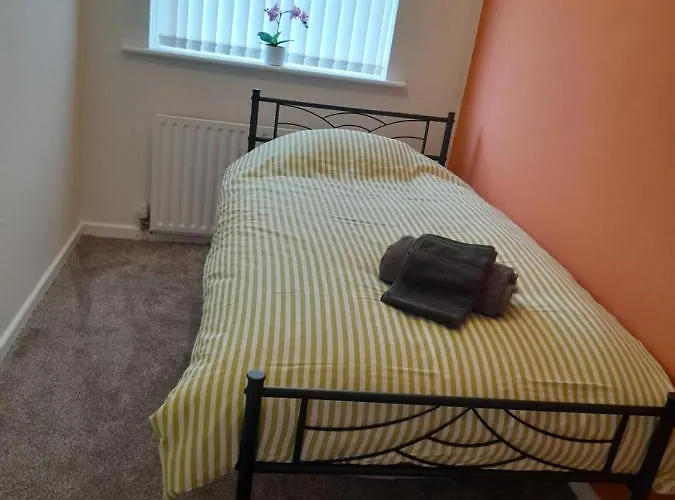 Entire 2 Bedroom House - Tatil Evi Manchester