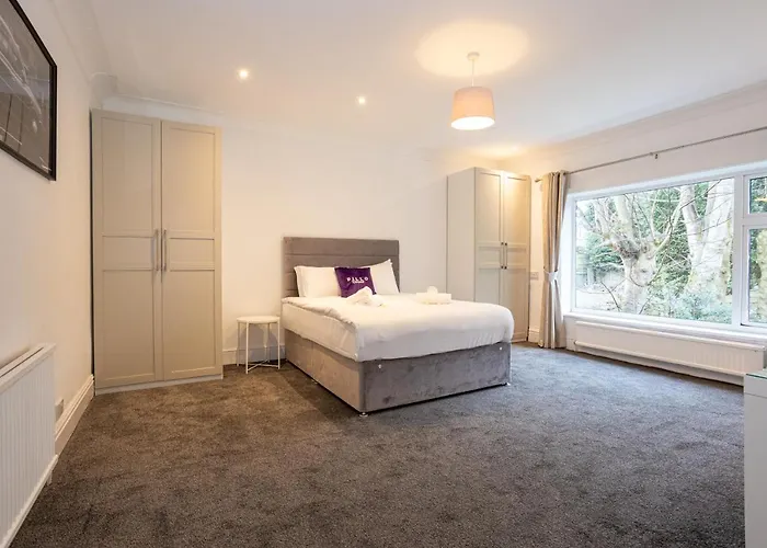 Pillo - Spacious 4 Bedroom Detached House Close To Heaton Park * Manchester