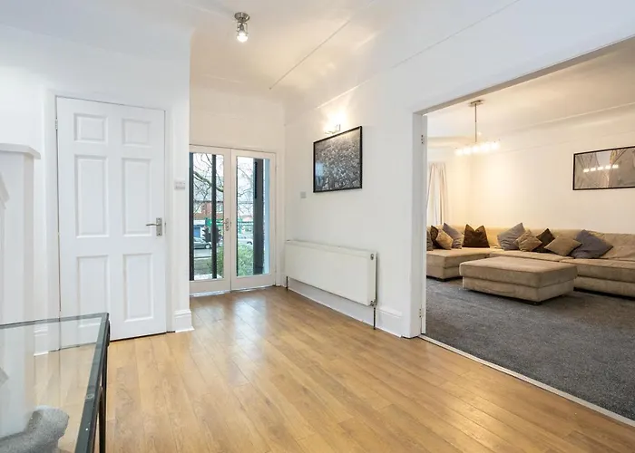 Pillo - Spacious 4 Bedroom Detached House Close To Heaton Park Tatil Evi Manchester