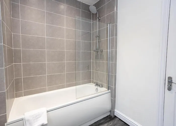 Pillo - Spacious 4 Bedroom Detached House Close To Heaton Park Tatil Evi *