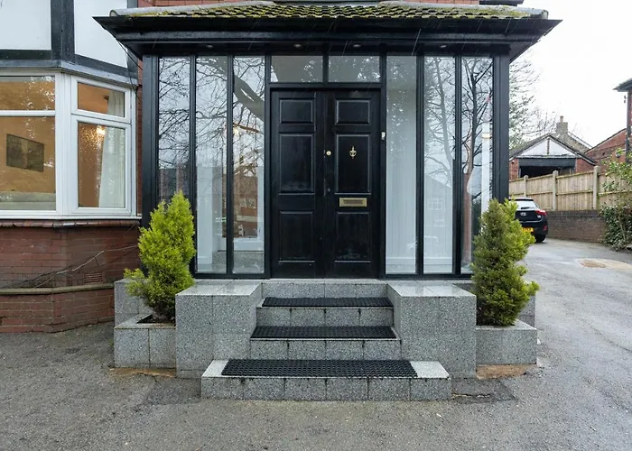 Pillo - Spacious 4 Bedroom Detached House Close To Heaton Park