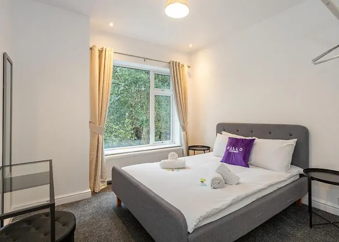 Pillo - Spacious 4 Bedroom Detached House Close To Heaton Park