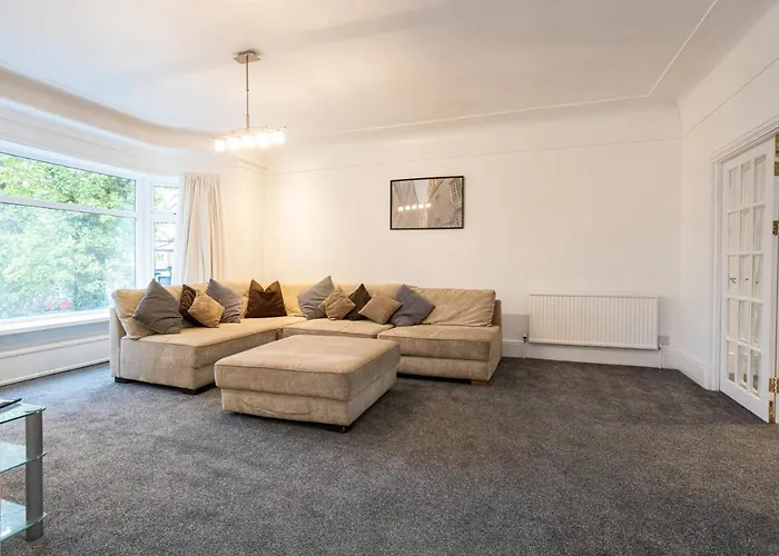 Tatil Evi Pillo - Spacious 4 Bedroom Detached House Close To Heaton Park *