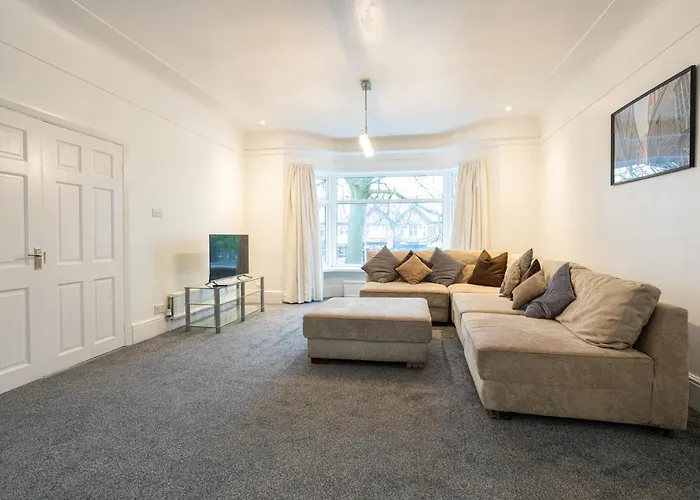 Pillo - Spacious 4 Bedroom Detached House Close To Heaton Park *