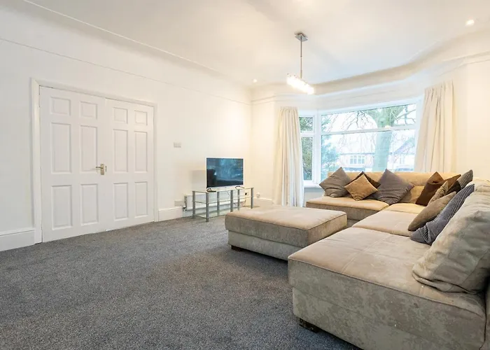 Pillo - Spacious 4 Bedroom Detached House Close To Heaton Park Tatil Evi Manchester