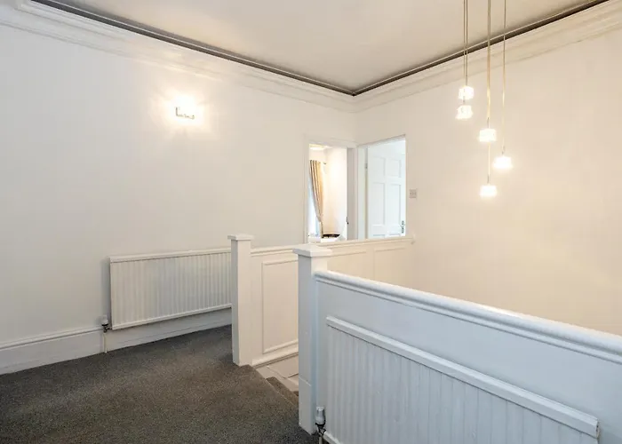 Pillo - Spacious 4 Bedroom Detached House Close To Heaton Park Tatil Evi *