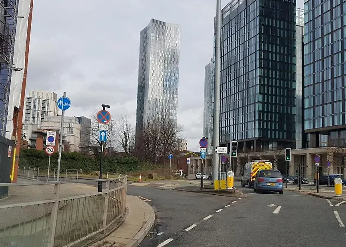 Luxury 2 Bed With Free Wi-fi & Parking