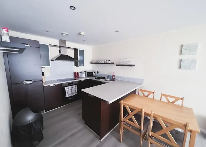 Daire Spacious 2 Bed Flat, Free Parking, Close To Town *