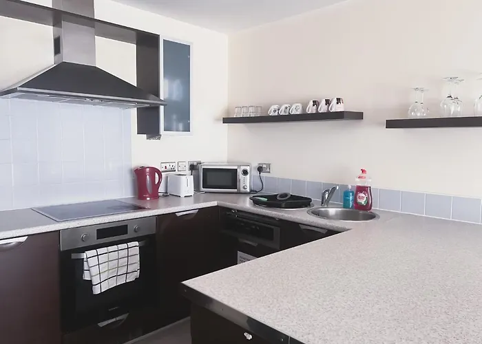 Spacious 2 Bed Flat, Free Parking, Close To Town