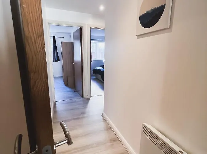 Spacious 2 Bed Flat, Free Parking, Close To Town * Manchester